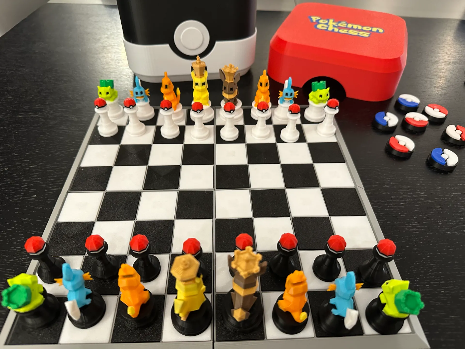 Ajedrez Pokémon completo con tablero, piezas y caja temática